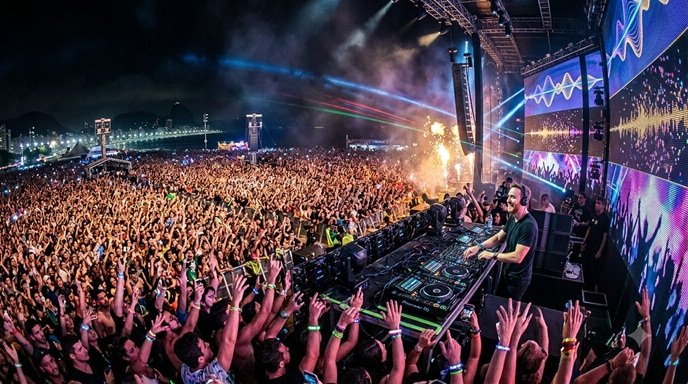 Calvin Harris ने बनाया रिकॉर्ड – 1.6 मिलियन दर्शकों के सामने DJ परफॉर्मेंस